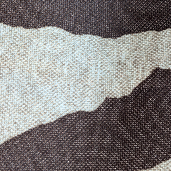 🦓 Chic Zebra Stripe Tote Bag - Cream & Brown with Full Zipper Top 🤎 - Picture 9 of 11